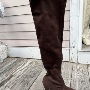 Knee high stretch platform boot.